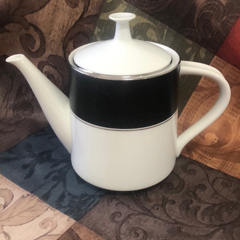 🌟NORITAKE TEAPOT🌟Exquisite “Mirano” design, embossed flowers on black on white